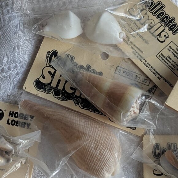 4 Shell Necklaces and 9 Craft Shell Bundles - Picture 10 of 10